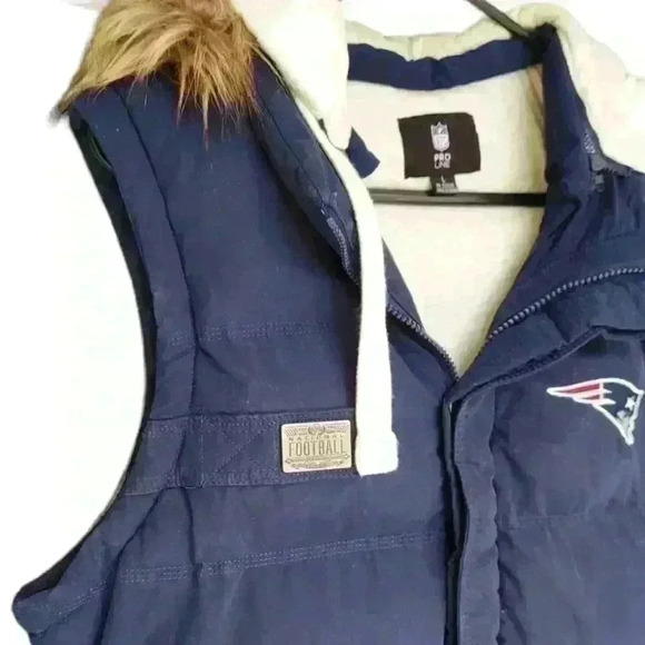 NFL Pro Line New England Patriots Filled Puffer Vest - Picture 2 of 7